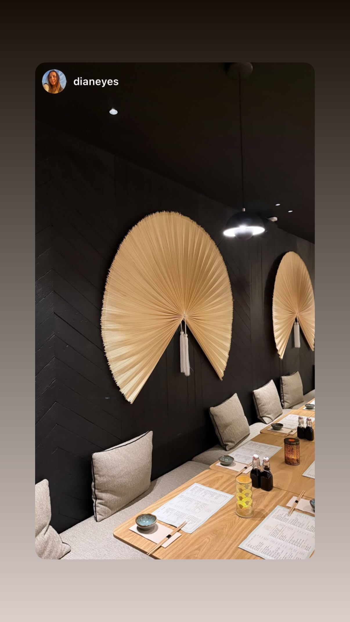 Décor contemporain du restaurant Le Yen Nice, avec des éventails en papier décoratifs et une ambiance conviviale.
