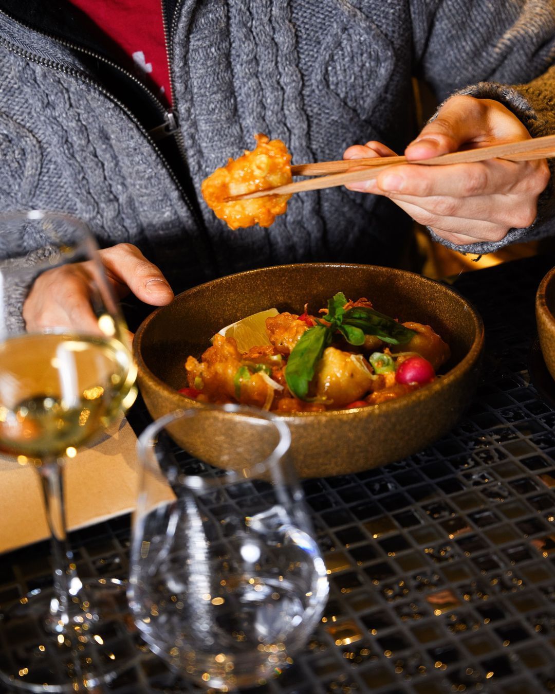 Un plat savoureux de bao, préparé dans un restaurant asiatique élégant avec des verres à vin.