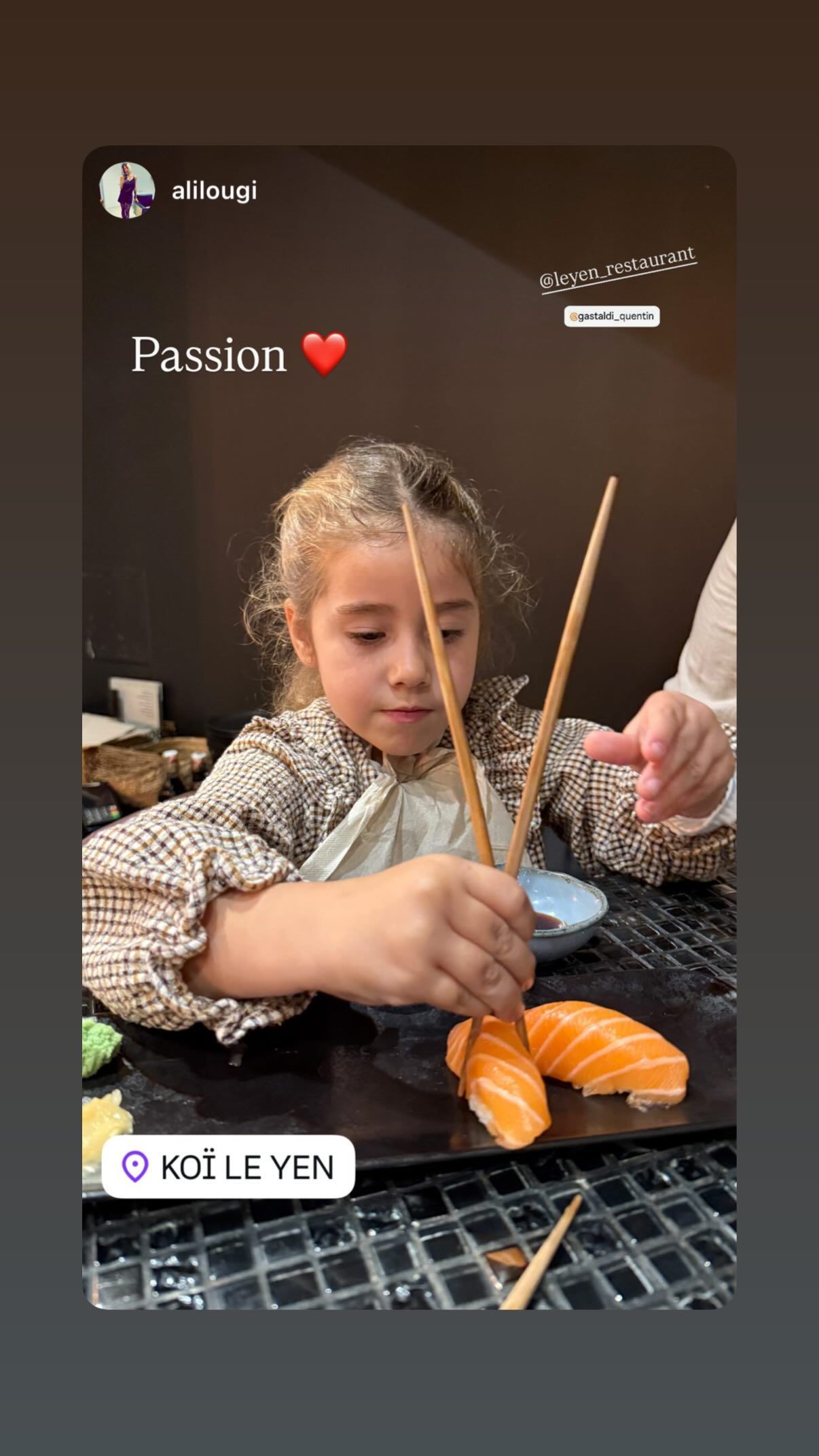 Sushis au saumon présentés avec des baguettes dans un environnement de restauration asiatique.