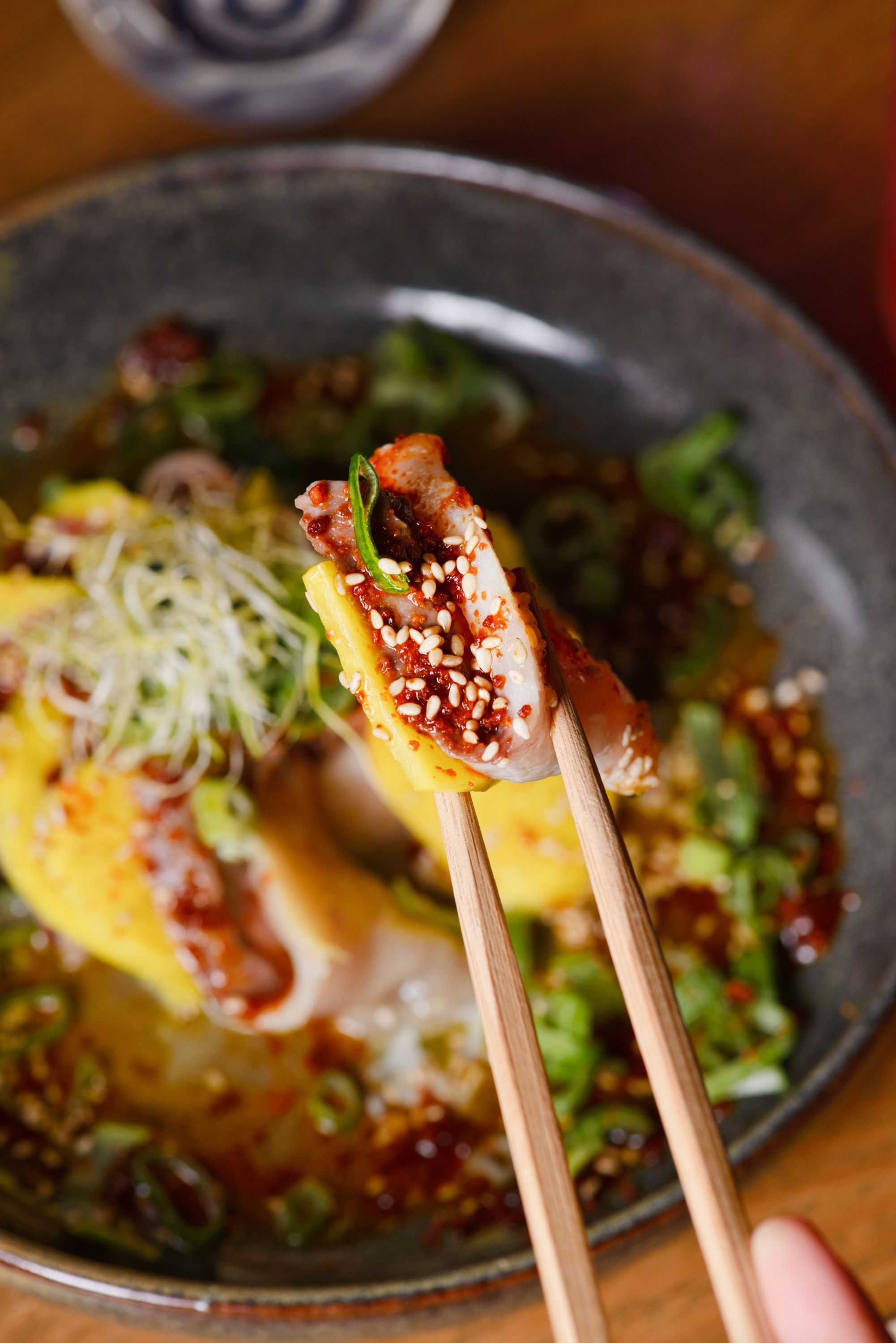 Dégustation de bao garnis, assaisonnés avec des oignons verts et graines de sésame.