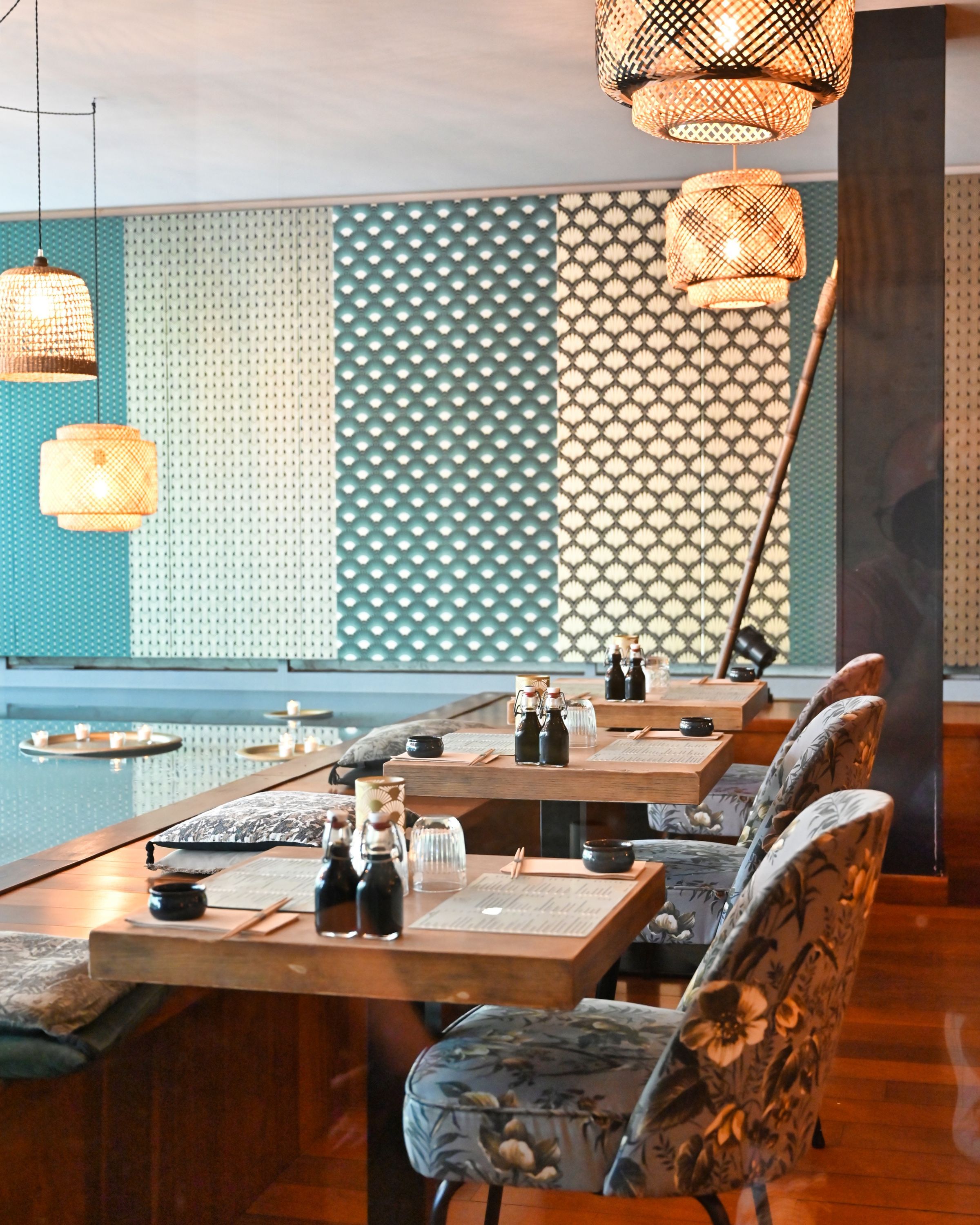 Ambiance du restaurant asiatique Seiiki Le Yen avec des tables élégantes et un design moderne.