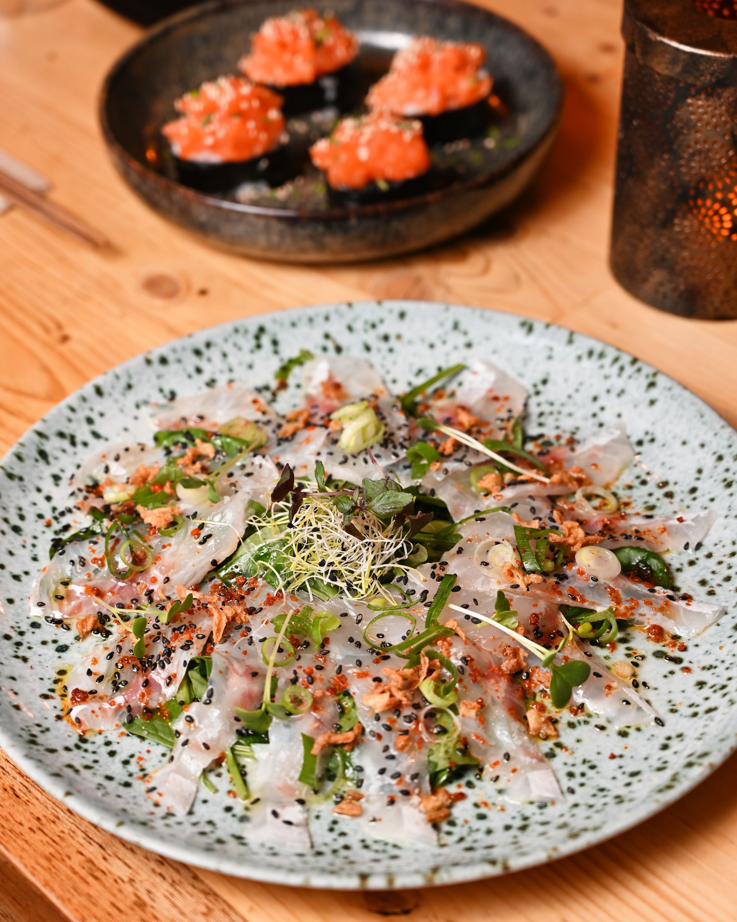 Salade asiatique présentée sur une assiette avec des ingrédients frais et des garnitures variées.