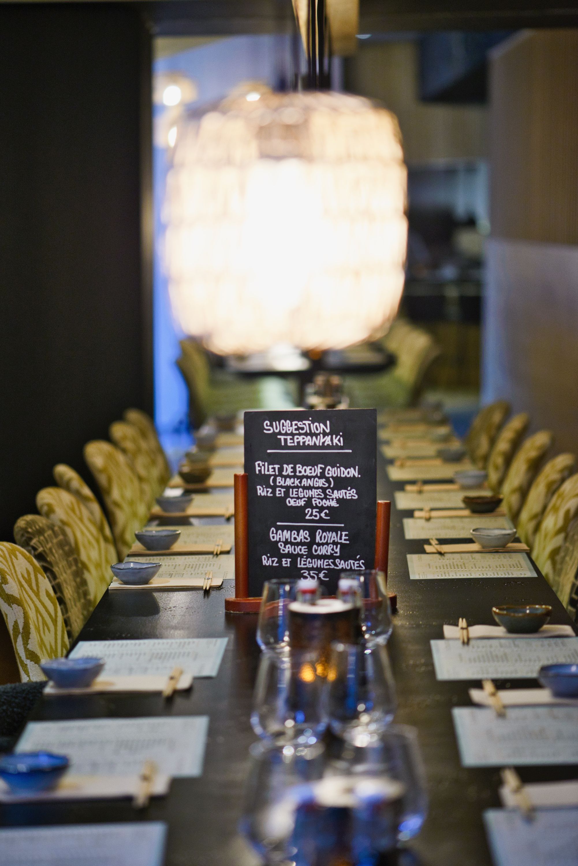 Réservations disponibles à Le Yen Koï, avec une table dressée pour un repas asiatique convivial.