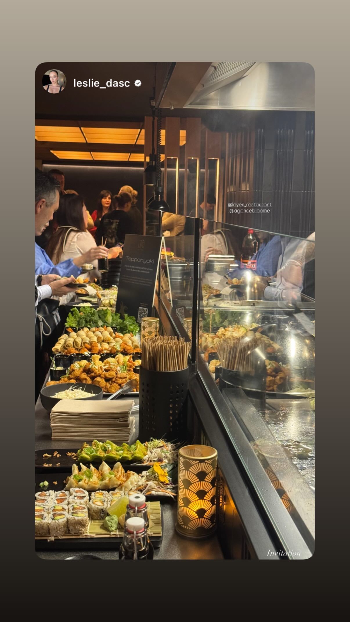 Assortiment de plats asiatiques avec bao, présentés sur une table à l'intérieur de Le Yen Nice.